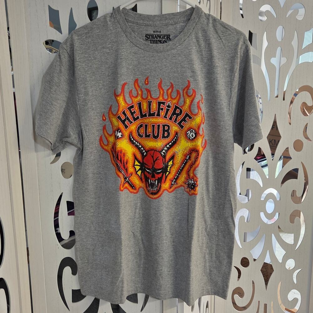 Stranger Things Hellfire Club Shirt M NWOT Eddie Munson D&D Netflix Graphic Tee